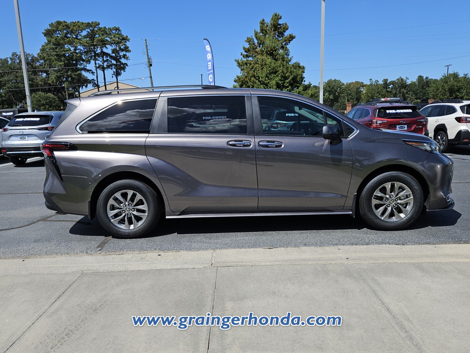 Used 2024 Toyota Sienna XLE w/ XLE Plus Package FWD image 6