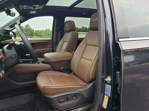 Used 2026 Chevrolet Suburban High Country RWD image 30