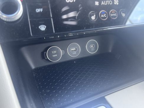 Used 2025 Genesis G70 2.5T image 21