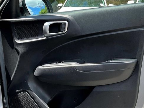 Used 2025 Hyundai Venue SEL FWD image 29
