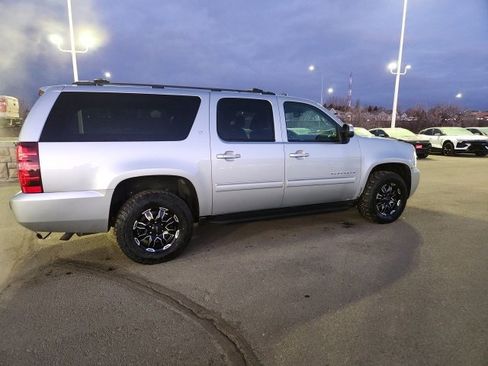 Used 2014 Chevrolet Suburban LT image 8