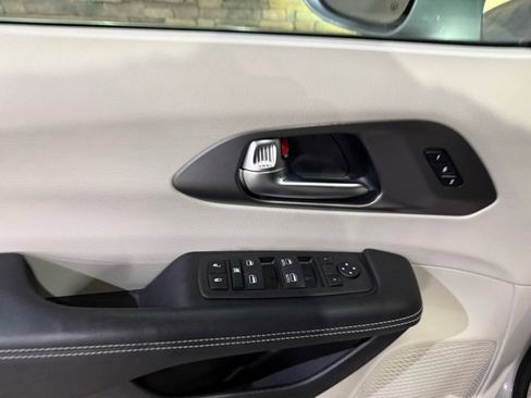 Used 2022 Chrysler Pacifica Touring-L image 11