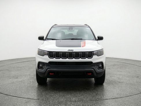 Used 2025 Jeep Compass Trailhawk AWD/4WD image 2