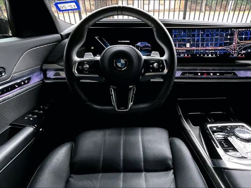 Used 2025 BMW 740i image 5