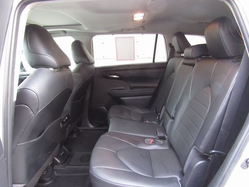 Certified 2021 Toyota Highlander XLE image 17