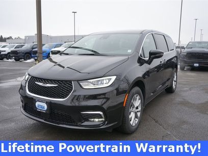 New 2026 Chrysler Pacifica Select