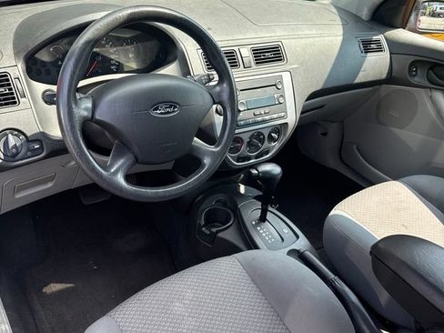 Used 2005 Ford Focus ZX3 Hatchback FWD image 3