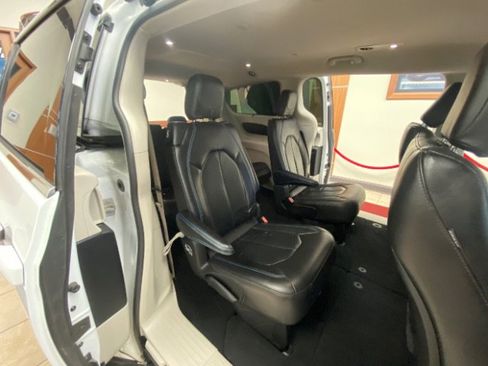 Used 2021 Chrysler Pacifica Touring-L FWD image 11