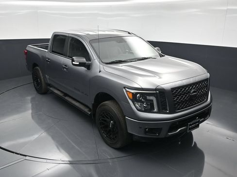 Used 2019 Nissan Titan SV w/ SV Convenience Package RWD image 39