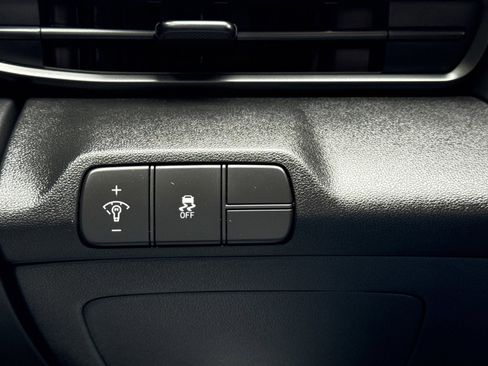 Certified 2025 Hyundai Elantra Sport image 18