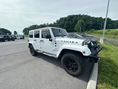 Used 2017 Jeep Wrangler Unlimited Sahara w/ Connectivity Group AWD/4WD image 13
