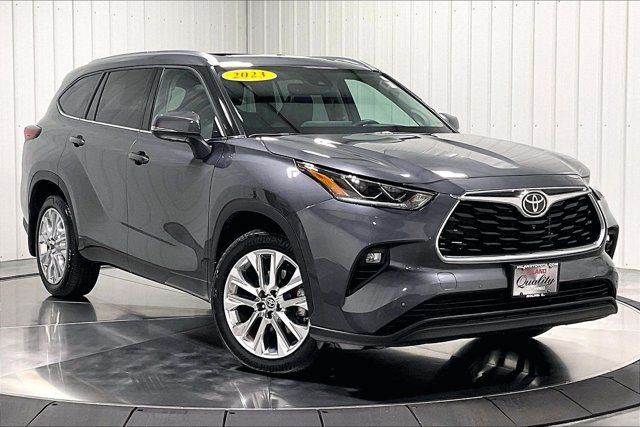 Used 2023 Toyota Highlander Limited AWD/4WD image 3