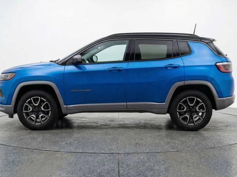 Used 2025 Jeep Compass Trailhawk image 5