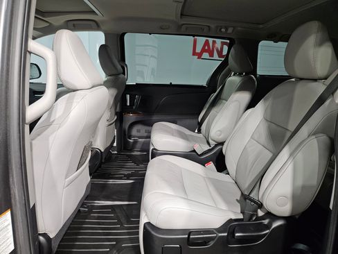 Used 2018 Toyota Sienna Limited image 34