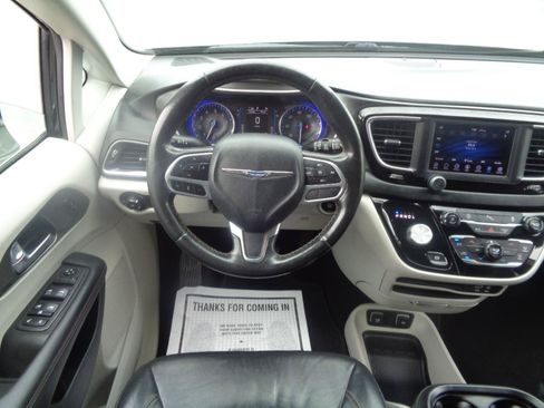 Used 2020 Chrysler Pacifica Touring-L FWD image 27
