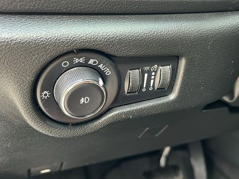 Used 2023 Chrysler Pacifica Touring image 26