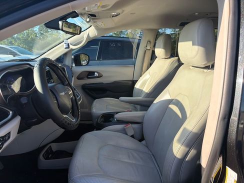 Used 2017 Chrysler Pacifica Touring-L w/ 13 Speaker Alpine Sound Group FWD image 10