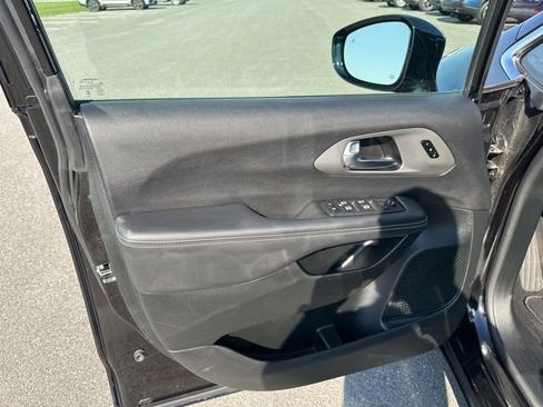 Used 2025 Chrysler Pacifica Select FWD image 15