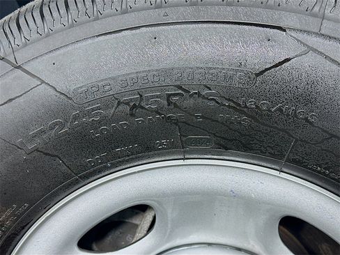 Used 2024 Chevrolet Express 2500 image 31