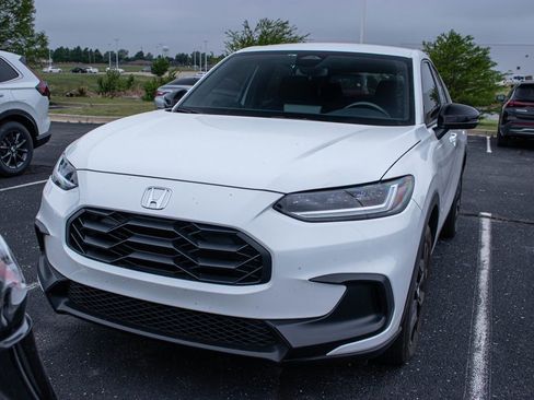 Used 2023 Honda HR-V Sport image 2