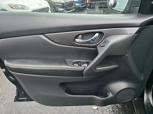 Used 2019 Nissan Rogue SV AWD/4WD image 18