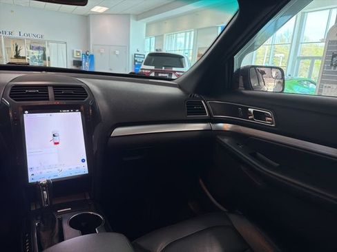 Used 2016 Ford Explorer XLT w/ Equipment Group 202A AWD/4WD image 27