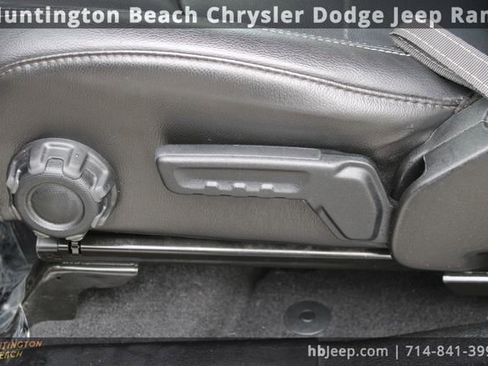 Used 2022 Jeep Wrangler Unlimited Sahara image 38