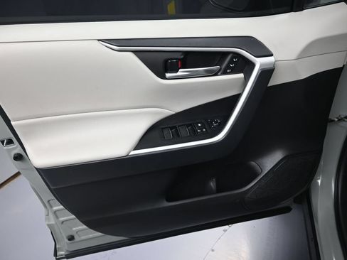 Used 2021 Toyota RAV4 XLE Premium FWD image 10
