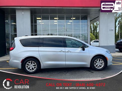 Used 2024 Chrysler Pacifica Touring-L FWD image 9