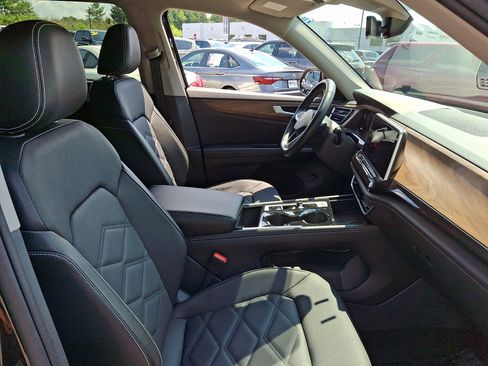 Used 2025 Volkswagen Atlas SE AWD/4WD image 12