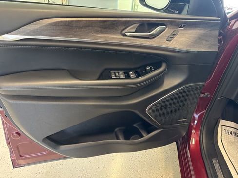 Used 2024 Jeep Grand Cherokee Overland w/ Luxury Tech Group IV AWD/4WD image 43