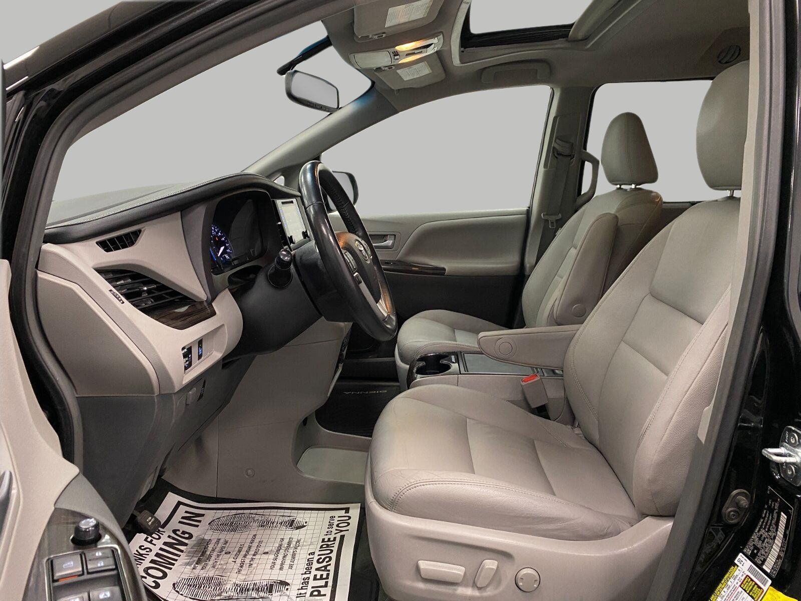 Used 2016 Toyota Sienna XLE FWD image 28