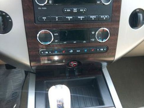 Used 2014 Ford Explorer XLT w/ Equipment Group 202A AWD/4WD image 22