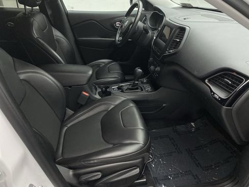 Used 2019 Jeep Cherokee Latitude Plus AWD/4WD image 13