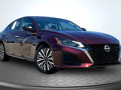 Used 2025 Nissan Altima 2.5 SV FWD image 12