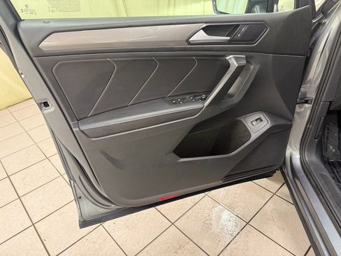 Used 2024 Volkswagen Tiguan SE image 32