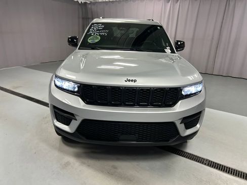 Used 2024 Jeep Grand Cherokee Altitude image 2