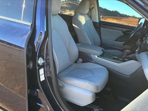 Used 2020 Toyota Highlander LE image 28