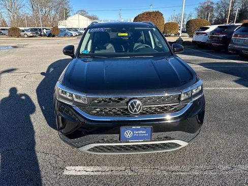 Certified 2022 Volkswagen Taos SE w/ Panoramic Sunroof Package image 2