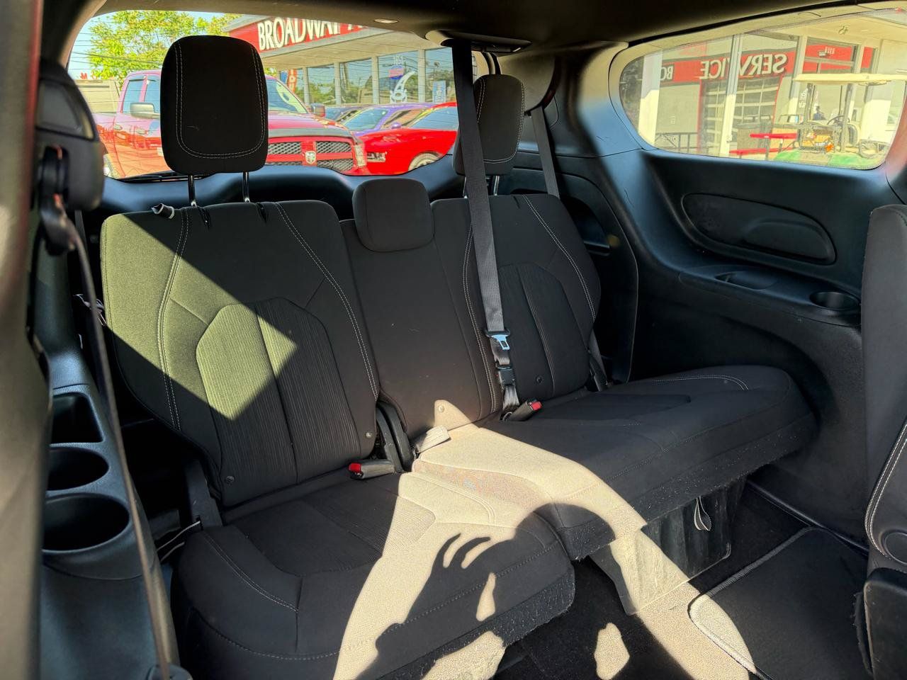 Used 2018 Chrysler Pacifica Touring Plus w/ S Appearance Package FWD image 9