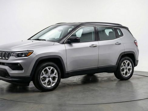 Used 2025 Jeep Compass Latitude image 3
