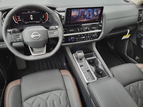 New 2026 Nissan Pathfinder Platinum FWD image 2