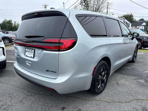 Used 2023 Chrysler Pacifica Limited w/ Uconnect Theater Family Group image 2