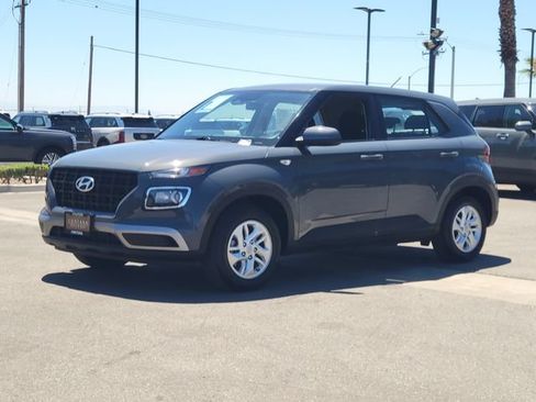 Used 2026 Hyundai Venue SE FWD image 2