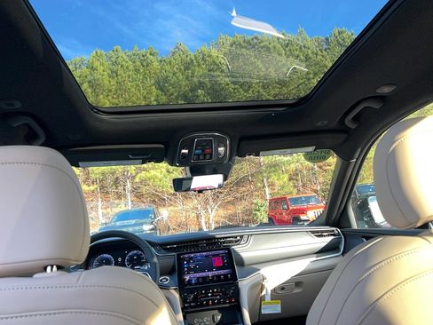 New 2025 Jeep Grand Cherokee L Limited w/ Luxury Tech Group II image 24