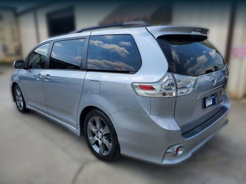 Used 2017 Toyota Sienna SE w/ SE Preferred Package image 4