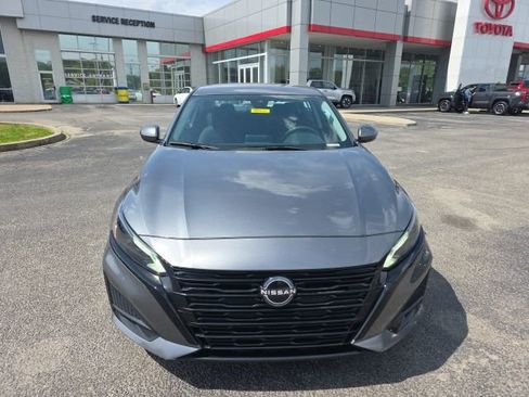 Used 2023 Nissan Altima 2.5 SV image 2