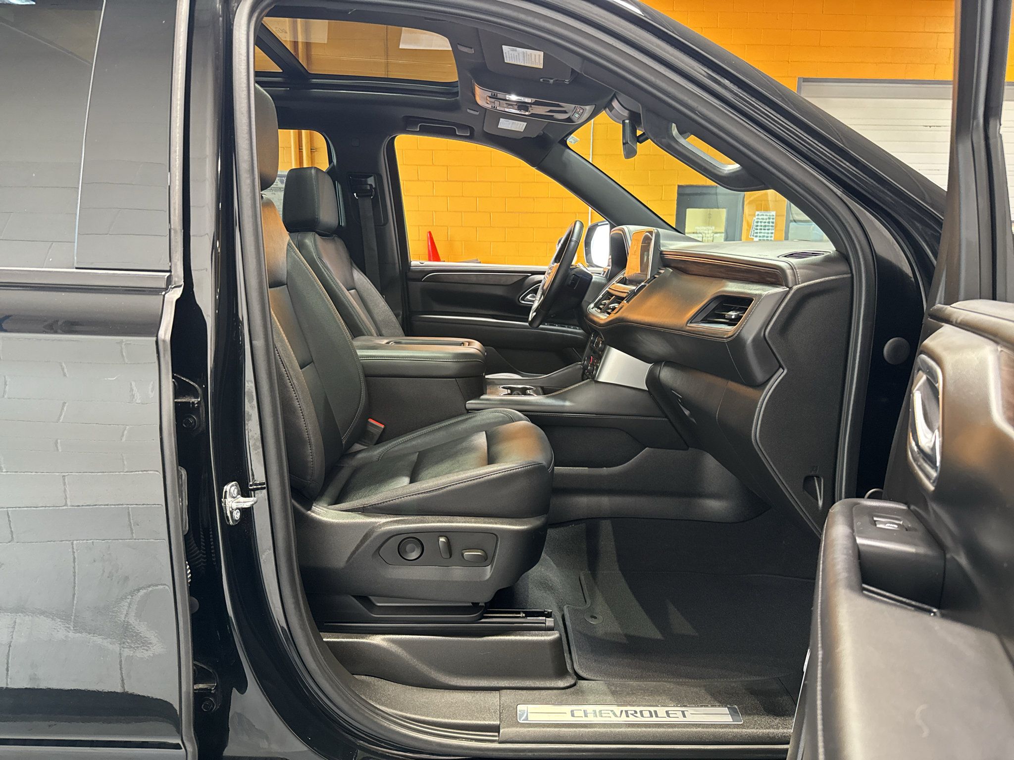 Used 2023 Chevrolet Suburban Z71 w/ Luxury Package AWD/4WD image 19