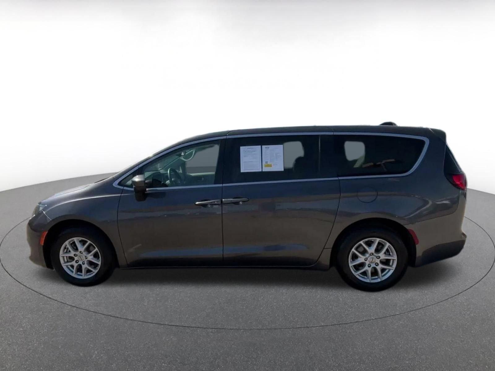 Used 2023 Chrysler Voyager LX FWD image 8