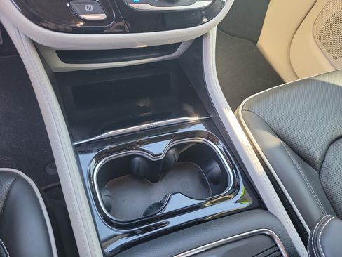 Used 2022 Chrysler Pacifica Limited FWD image 23